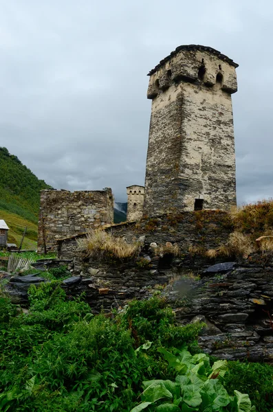 Veduta dell'antico villaggio Murqmeli con torri fortificate, insediamento Ushguli, Alta Svaneti, Georgia, Caucaso, patrimonio unesco — Foto Stock