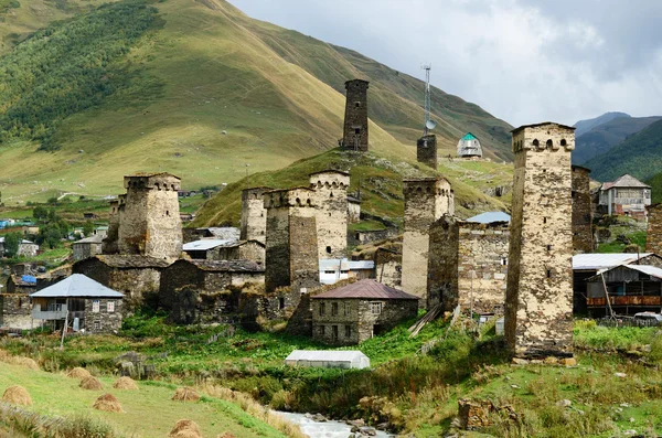 Chazhashi Dorf mit befestigten mittelalterlichen Türmen, Teil der höchstgelegenen europäischen Siedlung ushguli, svaneti, Georgien, Kaukasus, UNESCO-Weltkulturerbe — Stockfoto