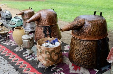 Eski öğeleri kuru köprü çarşı Tiflis - Rus semaver, Gürcü ünlü bit pazarı, geleneksel Gürcü alkol içmek - yapmak için tanklar üzüm votka, daktilo, kavanoz bakır