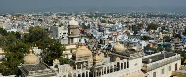 Udaipur şehri panoraması, şehir sarayı manzarası, Rajasthan, Hindistan