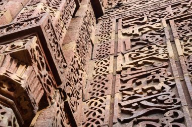 Detayını Qutub Minar Delhi.Qutb - en uzun karmaşık Hindistan, eski İslam Anıtı, minar Arap yazıtlar, unesco dünya mirası ile dekore edilmiştir.