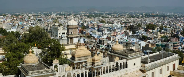 Panorama van Udaipur stad, uitzicht vanaf stadspaleis, Rajasthan, India — Stockfoto