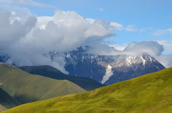 Caucasus mountains in Upper Svaneti,famous trekking route to Ushguli village, Georgia, Europe — Stock Photo, Image