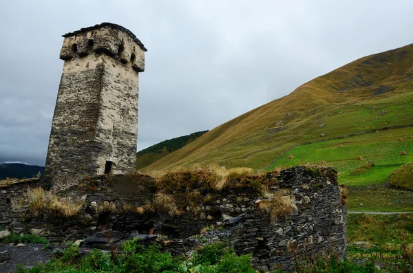 Vista da vila medieval de svan com famosa torre fortificada protetora, assentamento Ushguli, Svaneti, Geórgia, Cáucaso, Patrimônio da Unesco — Fotografia de Stock