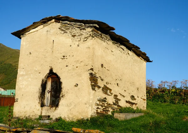 Casa medieval em Ushguli, assentamento mais alto da Europa, localizado a pé do monte Shkhara, Upper Svaneti, Geórgia, montanhas do Cáucaso, Patrimônio da UNESCO — Fotografia de Stock