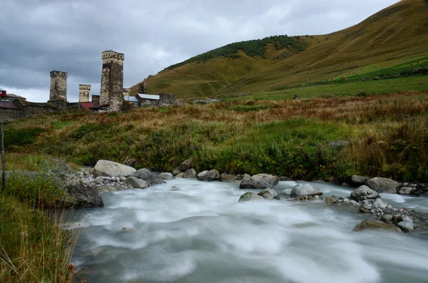 Lange blootstelling landschap van middeleeuwse Georgische bergdorp Ushguli in bewolkte dag, Svanetia, unesco-erfgoed site — Stockfoto