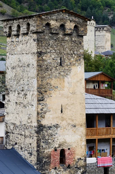 Местия укрепленная башня, знаменитая средневековая архитектурная достопримечательность, Верхняя Сванетия, Грузия, Кавказские горы, объект наследия ЮНЕСКО — стоковое фото