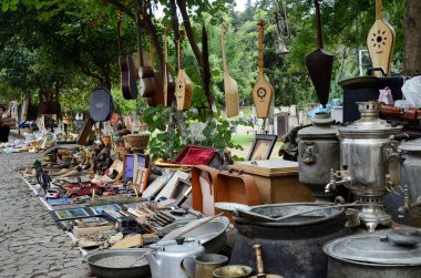 Gürcü Hediyelik eşya ve retro öğeler Tbilisi,Georgia.It IST resmi olmayan açık hava sanat ın Bazaarı kuru köprü piyasada satılan.