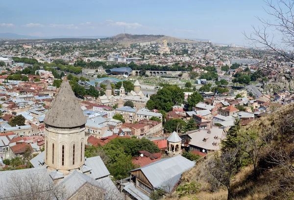 Antiguo panorama de Tiflis con la parte superior de la iglesia de Saint Bethlehem en primer plano, vista desde la fortaleza de Narikala, Georgia, Cáucaso, Asia Central — Foto de Stock