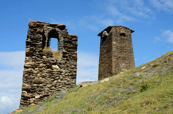 Ruínas antigas abandonadas da rainha Tamar palácio de verão e torre fortificada na aldeia medieval svan, assentamento Ushguli, Svaneti, Geórgia, Cáucaso, Património da UNESCO — Fotografia de Stock