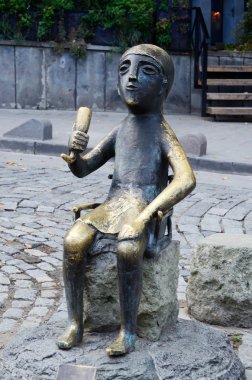 :Eski Tiflis, Georgia.Tamada'da Sioni'nin sokağında şarap boynuzuyla oturan Tamada'nın bronz heykeli Gürcü bir Supra'da Gürcü tost ustasıdır (şölen)