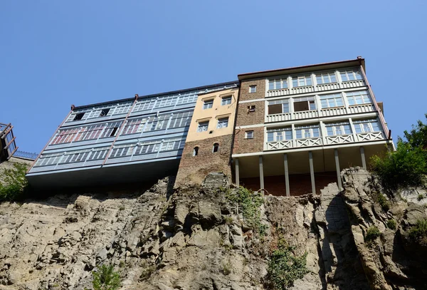 Traditionelle georgische Architektur in abanotubani historischen Teil von Tiflis auf dem Felsen, Georgien, UNESCO-Weltkulturerbe — Stockfoto