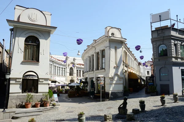 Jan Sharden y Bambis Rigii calles en el casco antiguo de Tiflis, Georgia.Old centro de Tiflis es un destino turístico muy popular — Foto de Stock