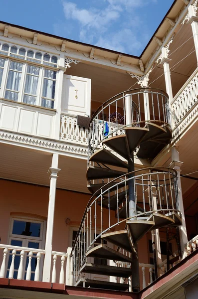Tradiční gruzínské architektury v historické části Abanotubani z Tbilisi - dřevěné balkony s pěkné rytiny a točité schodiště, Gruzie, dědictví unesco — Stock fotografie