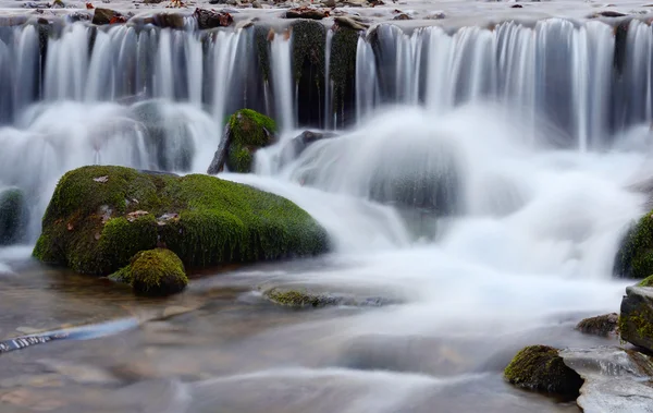Piękne kaskady wodospadu Shipot w Karpatach, Zachodniej Ukrainy — Zdjęcie stockowe