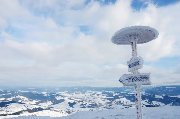 Bevroren richting teken bij Gimba mountain in de winter, Transcarpathians, Zakarpattia, West-Oekraïne — Stockfoto