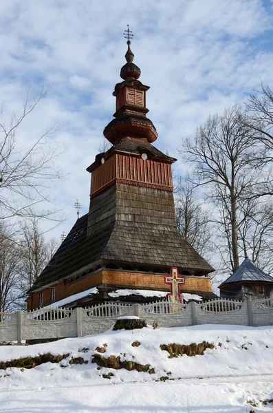100 jaar oude traditionele houten kerk uit Zakarpattia regio, West-Oekraïne, Karpaten, Europa — Stockfoto