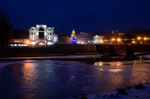 Vista noturna do rio Uzh congelado, Uzhgorod, hora de inverno, Zakarpattia, Ucrânia Ocidental — Fotografia de Stock