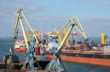 Sarı vinç ve Odessa liman içinde konteyner gemisi. Odessa deniz limanı büyük Ukraynalı liman ve Karadeniz, Europe en büyük liman biridir