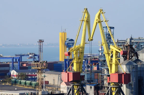 Odessa deniz bağlantı noktası konteyner terminali, Ukrayna, önemli ulaşım merkezi Karadeniz üzerinde — Stok fotoğraf