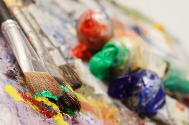 Sanatsal paletle renkli yağlı boya, kirli fırçalar - yaratıcı sanat tasarlamak için arka plan