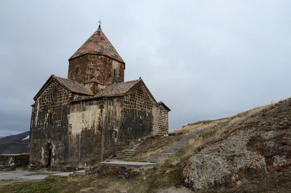 Sevanavank 정통 수도원, 호수 Sevan Gegharkunik 성, 아르메니아에서의 북서부 해 안에 Surb Arakelots (신성한 사도) 교회 — 스톡 사진