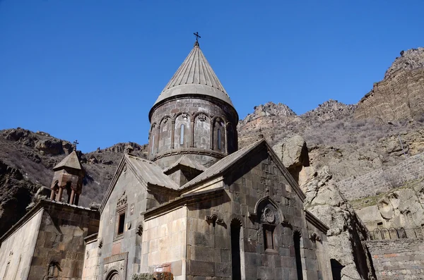 Monastère médiéval Geghard ou Ayrivank entouré de falaises, province de Kotayk, Arménie, site du patrimoine mondial de l'Unesco — Photo