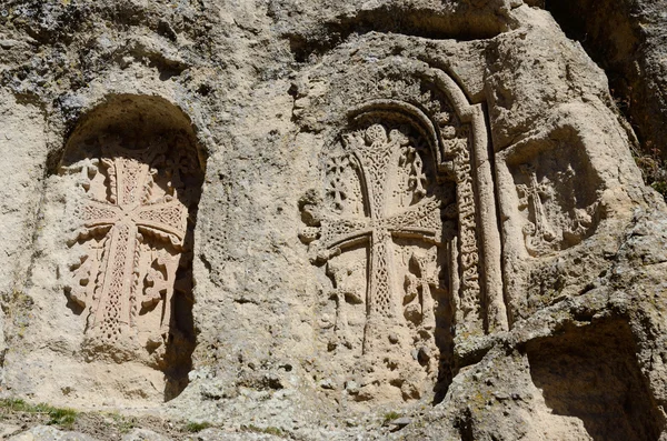 Khachkars del monasterio de Ayrivank, arte armenio cristiano medieval, Cáucaso, sitio del patrimonio mundial de la unesco — Foto de Stock