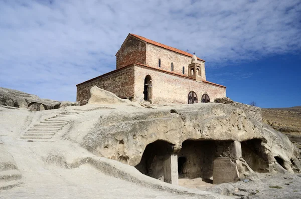 Chiesa ortodossa in antica città grotta Uplistsikhe, Georgia orientale, Caucaso, Euroasia — Foto Stock