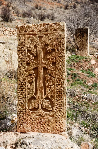 Khachkars medievales del monasterio de Noravank, arte cristiano tradicional en Armenia, Asia Central, sitio del patrimonio mundial de la unesco —  Fotos de Stock