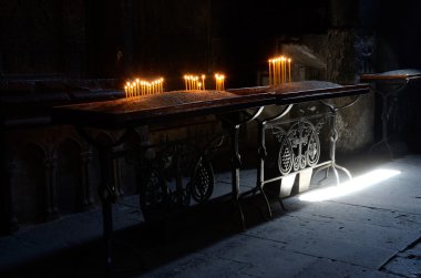 Bir kilise, Geghard Manastırı, Ermenistan mum ışıkları