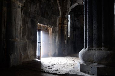 Açılan kapıdan içeri eski Hıristiyan Kilisesi, Sanahin Manastırı, unesco miras, Ermenistan