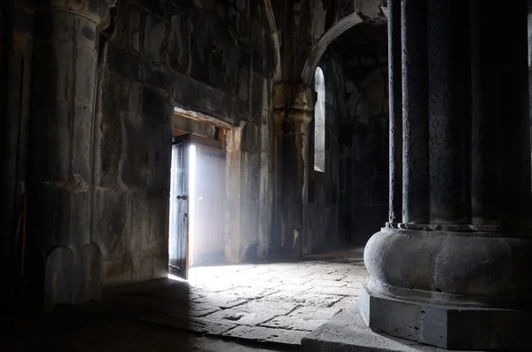 Öppnade dörren inne gamla kristna kyrkan, Sanahin klostret, unesco heritage, Armenien — Stockfoto