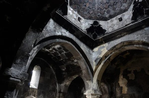 Antiguo interior de la iglesia cristiana antigua con increíble luz natural, monasterio de Hayravank, Armenia — Foto de Stock