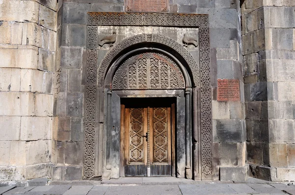 Az ősi régiGeghard kolostor, Örményország, unesco Világörökség díszítő kapuja — Stock Fotó
