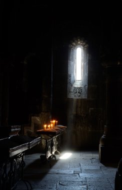 Eski Ermeni Hıristiyan tapınağında mistik ışık