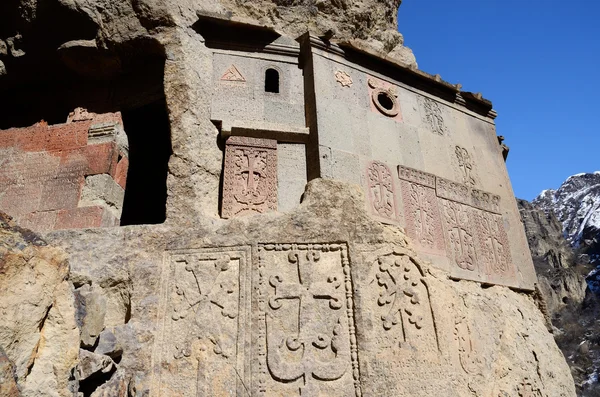 Células del monasterio de roca de Geghard con antiguos khachkars, Armenia, Cáucaso, patrimonio de la humanidad de la Unesco — Foto de Stock