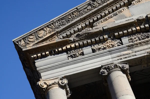 Decorazione dell'antico tetto del tempio Garni, dedicato al dio del sole Mitra - edificio ellenistico classico, una delle principali attrazioni turistiche in Armenia, Asia — Foto Stock