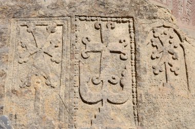 Taş stel khachkars (haç) ve eski Ermeni yazıtları, Geghard Manastırı, Hıristiyan sanatı, Orta Asya, unesco mirası
