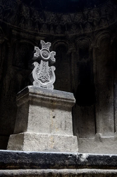 Salle de l'ancien temple de roche chrétienne Geghard avec une croix de pierre ornementale, Arménie, site du patrimoine mondial de l'UNESCO — Photo