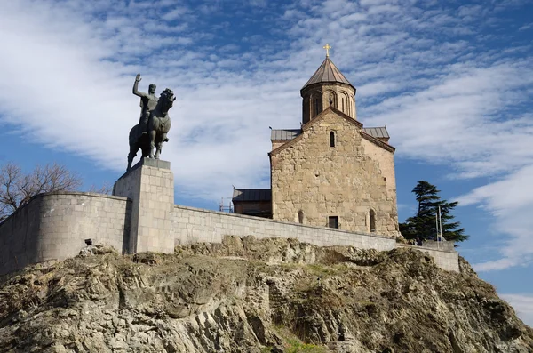 Chiesa Metekhi e re Vakhtang Gorgasali sul monumento a cavallo a Tbilisi, famoso punto di riferimento, Georgia — Foto Stock