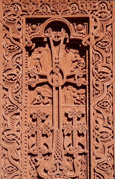Tallado en piedra - Cruz cristiana con adorno floral en el monasterio de roca de Geghard, Armenia, Cáucaso, patrimonio de la Unesco — Foto de Stock