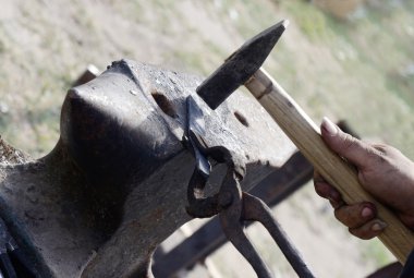 At nalı yapma açık Demirci Atölyesi