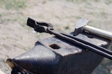 Demirci araçları - örs, balyoz ve forge maşa, kırsal el sanatları natürmort