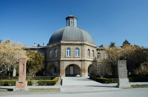 Gevorkian Theological Seminary St. Echmiadzin.It je jeden z oblíbených turistických destinací a centrem náboženského života země — Stock fotografie