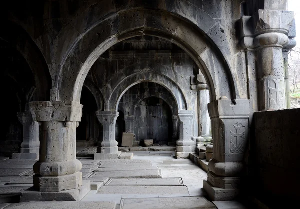 Kolonnade innerhalb der mittelalterlichen christlichen Kirche des Sanahin-Klosterkomplexes, UNESCO-Weltkulturerbe, Armenien, Zentralasien — Stockfoto