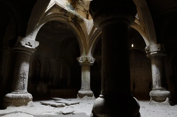 Interior del templo cristiano medieval Geghard con columnas e inscripciones antiguas, Armenia, patrimonio de la humanidad de la Unesco — Foto de Stock