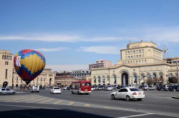 Eople lassen Ballon in der Nähe des Regierungsgebäudes auf dem Platz der Republik steigen (entworfen vom Architekten Alexander Tamanian innerhalb des Hauptplans der Stadt Jerewan von 1924) — Stockfoto