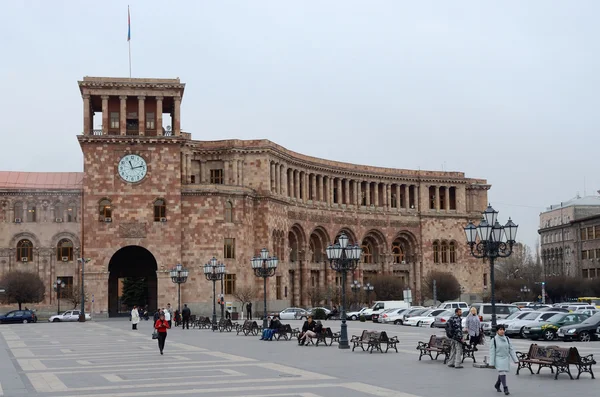 Casa do governo na praça central da República em condições meteorológicas extremas. Erevan é a capital e tem população de mais de 1 milhão de pessoas — Fotografia de Stock