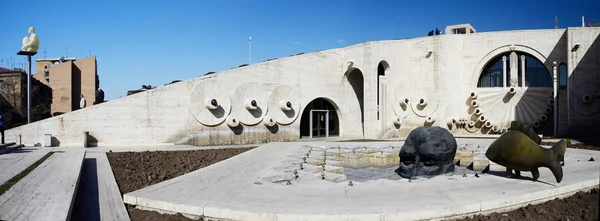 Yerevan, Armenië - 8 maart 2015: Moderne kunst objecten schedel en vis in Jerevan Cascade, gigantische trap in Yerevan, Armenië. Het is de beroemde stad mijlpaal — Stockfoto